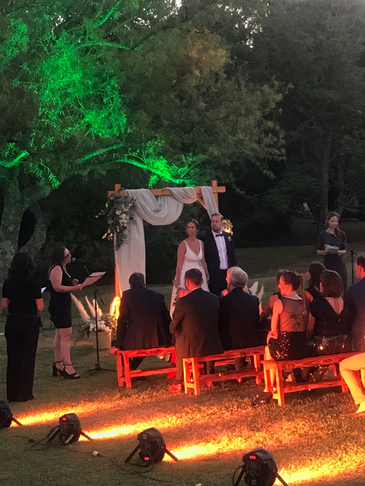 Ceremonia de boda al aire libre conducida por Daniela