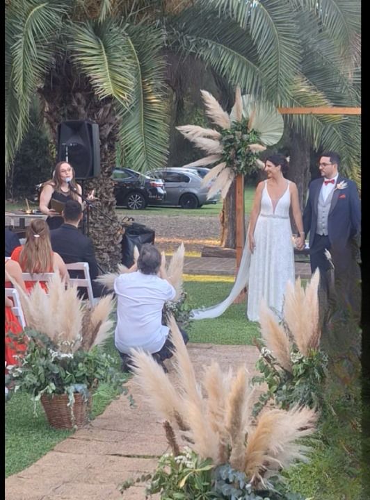Entrada de la novia entre plumas pampa