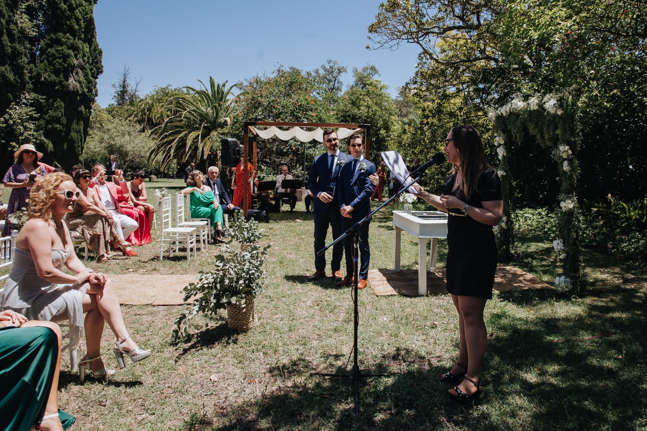 Ceremonia de boda de dos novios en un jardín