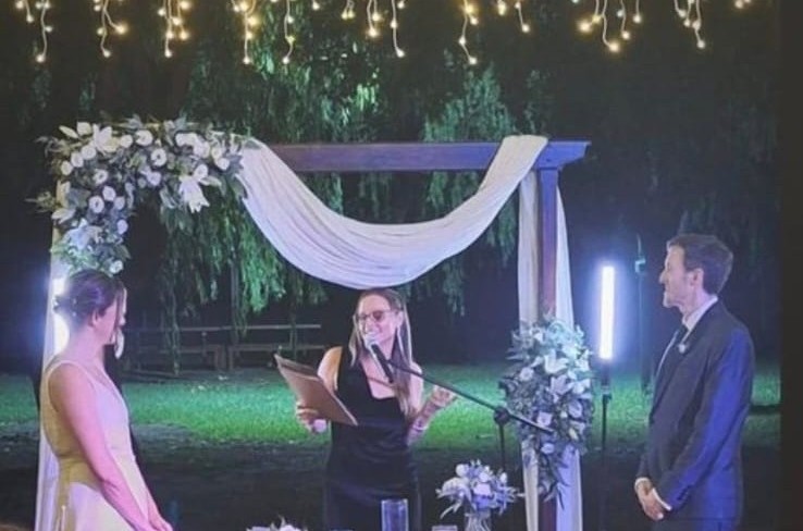 Ceremonia de boda de noche, bajo guirnaldas de luces
