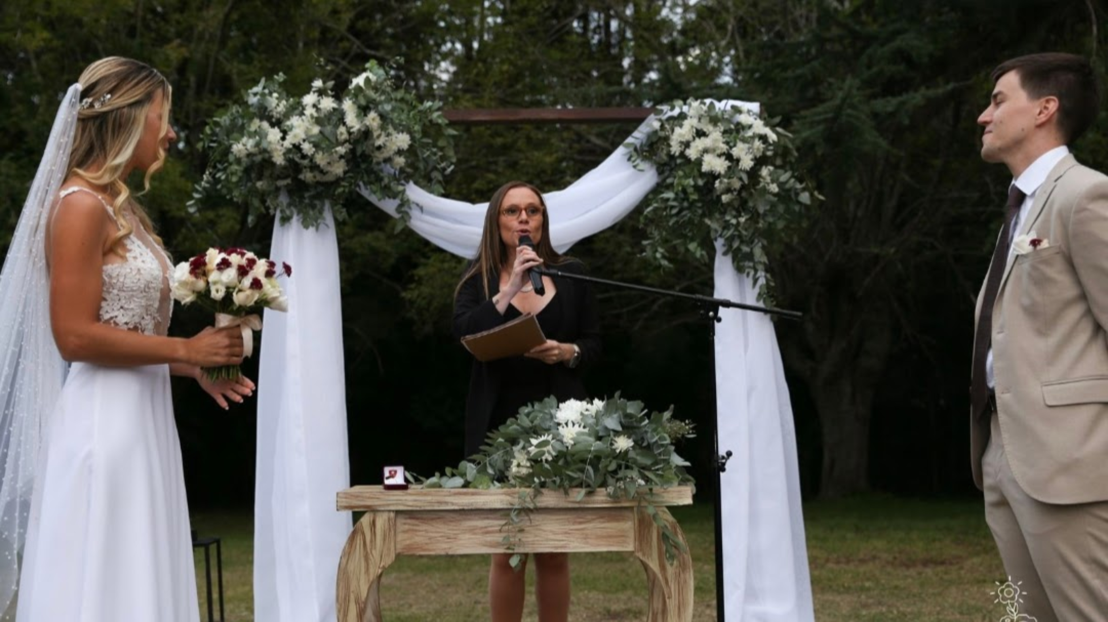 Ceremonia de boda al aire libre, novio con traje beige